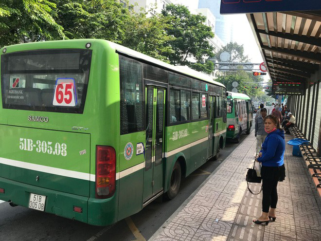 Nếu đi học bằng phương tiện công cộng như xe buýt, học sinh, sinh viên cần lưu ý gì để tránh nguy cơ bị lây nhiễm virus 2019-nCoV? - Ảnh 1.