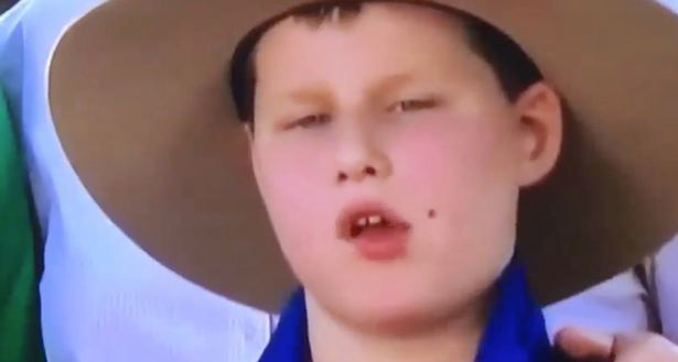 Lần đầu được lên TV, cậu trai không ngần ngại kỹ năng bắt ruồi bằng lưỡi không kém gì một chú tắc kè - Ảnh 3.