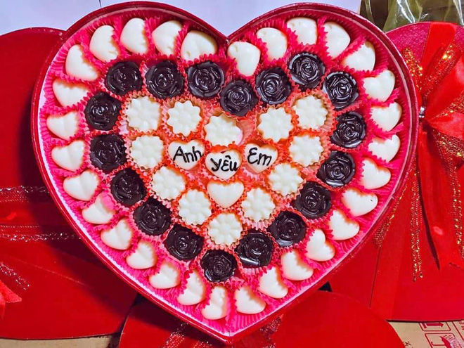 Mua sỉ socola 1.000 đồng/viên, xếp thành hộp quà Valentine “hét” giá gấp 20 lần - Ảnh 3.