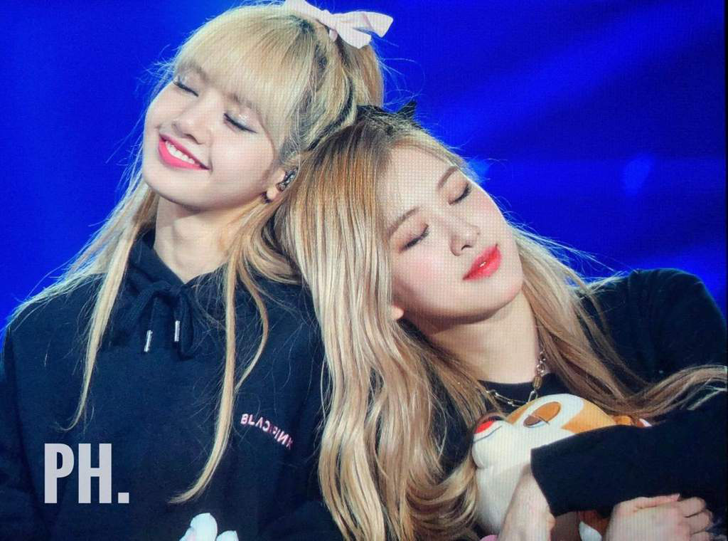 Valentine Ngắm Loạt Hình Lisa Và Rosé Blackpink Hết ôm ấp Lại Hôn Má