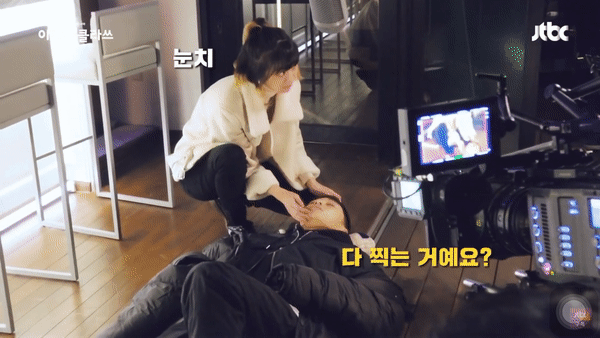 Hậu trường cảnh Park Seo Joon bị điên nữ cướp nụ hôn đầu ở Tầng Lớp Itaewon: Ngồi xổm đòi hôn ai làm lại chị? - Ảnh 2.