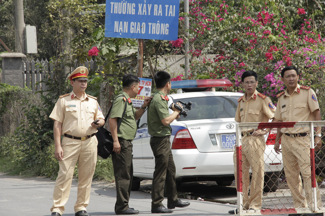 Người dân nghỉ làm, đội nắng tập trung tại hiện trường vụ vây bắt Tuấn khỉ - Ảnh 11.