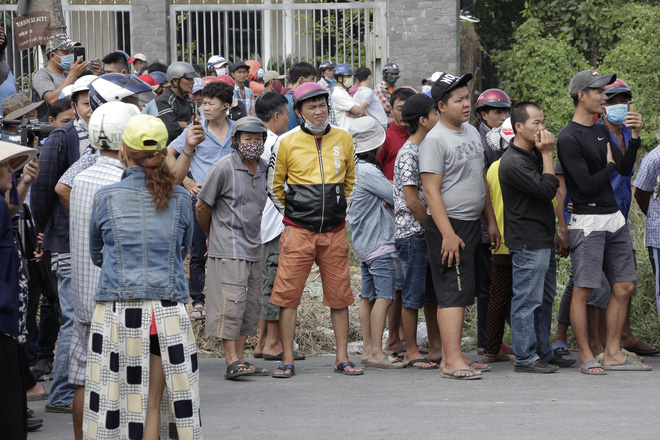 Người dân nghỉ làm, đội nắng tập trung tại hiện trường vụ vây bắt Tuấn khỉ - Ảnh 3.