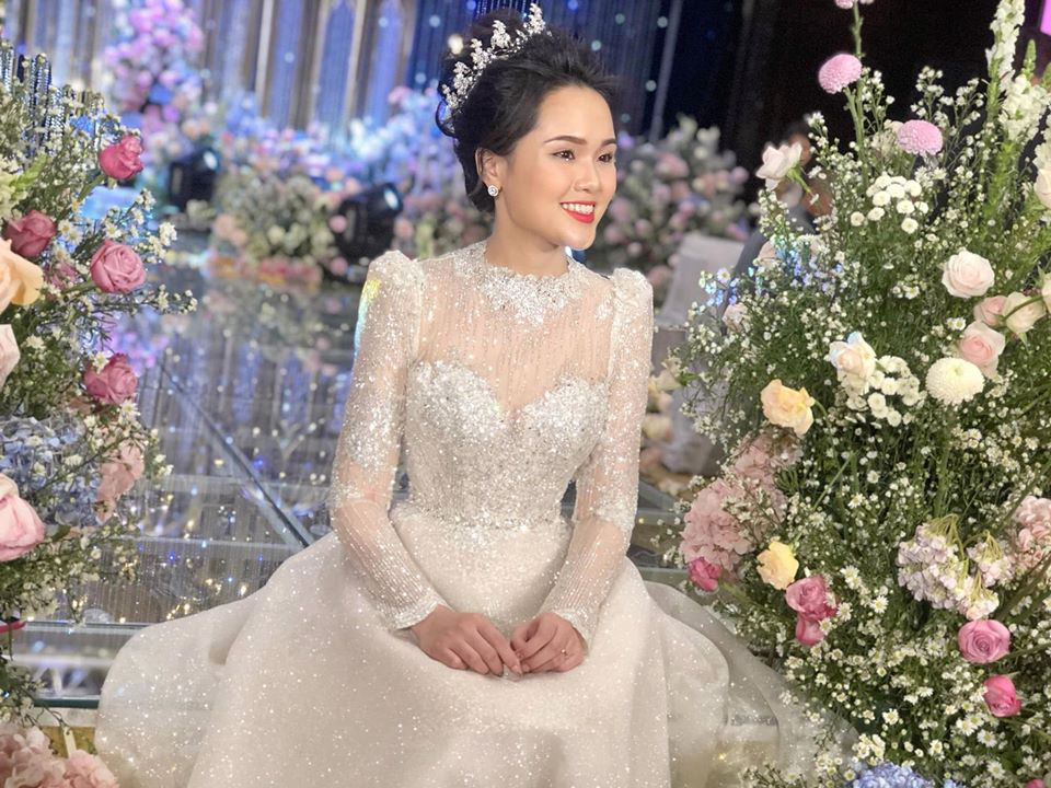 Váy cưới của Quỳnh Anh: Không phải vài trăm triệu mà trị giá 1 tỉ đồng, trong mắt NTK bộ váy này là vô giá - Ảnh 7.