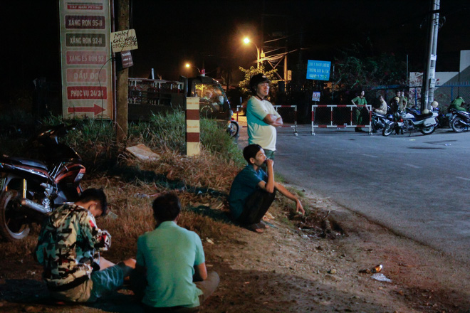 Ảnh: Dân Sài Gòn ngủ vạ vật, trắng đêm xem công an chốt chặn, tiêu diệt Tuấn “Khỉ” ở tỉnh lộ 15 - Ảnh 5.