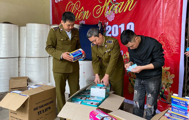 Chủ công ty sản xuất khẩu trang bằng giấy vệ sinh có thể bị phạt đến 15 năm tù - Ảnh 1.