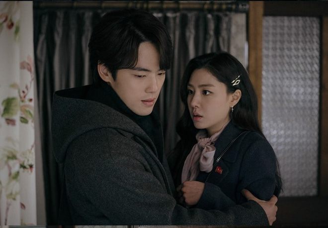 tvN tung ảnh preview tập 15 Crash Landing on You khó hiểu: Seo Ji Hye bỏ trốn cùng thánh lừa đảo ở nhà tranh của Hyun Bin? - Ảnh 2.