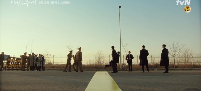 Preview tập cuối Crash Landing on You: Mặc bị bao v&acirc;y tứ ph&iacute;a, Hyun Bin vẫn lao thẳng qua bi&ecirc;n giới tới gặp Son Ye Jin? - Ảnh 4.