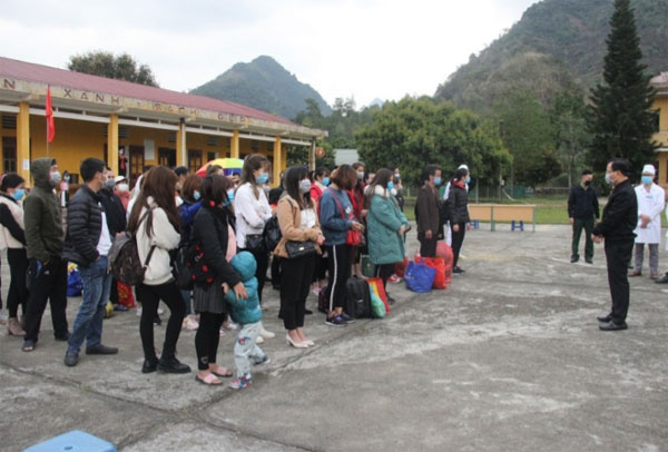 52 công dân đầu tiên được trở về nhà sau 14 ngày cách ly tại Lào Cai - Ảnh 1.