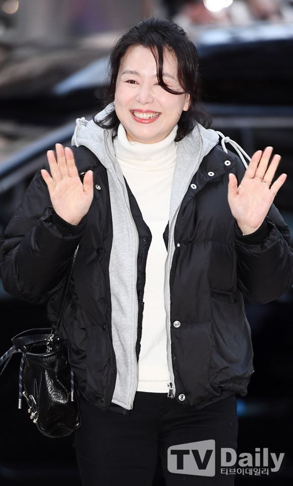 Seo Ye Jin rủ Hyun Bin diện áo đôi, ngầm công khai tình cảm ở tiệc mừng công Crash Landing On You? - Ảnh 14.