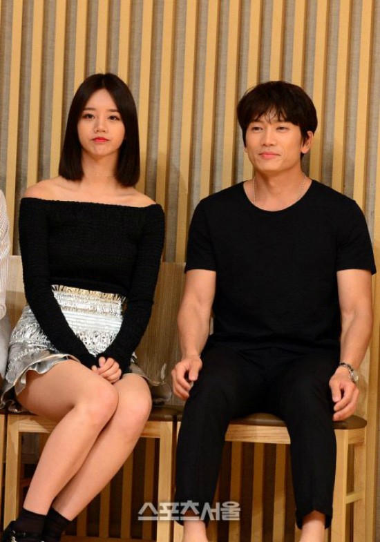 Sao đã kết hôn đứng cạnh đồng nghiệp khác giới: Lee Byung Hun tránh Suzy như tránh tà, Dương Mịch thả thính dàn trai đẹp - Ảnh 8.