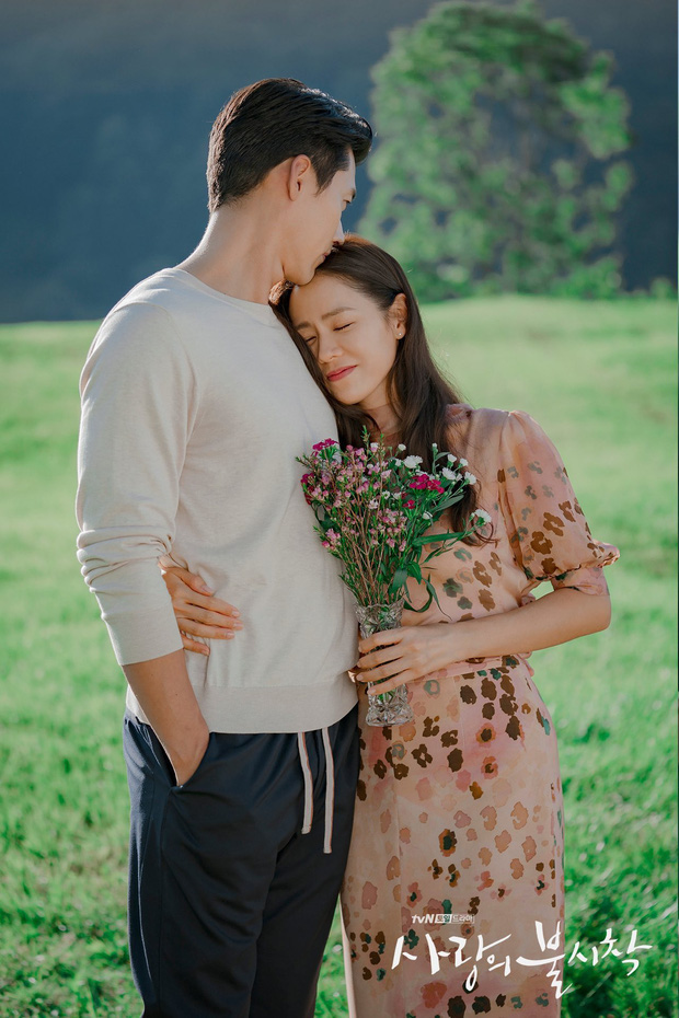 Nhìn qua thì đẹp, soi kỹ là chỉ muốn quỳ vì bộ ảnh của Hyun Bin - Son Ye Jin: Dây quần và lọ hoa, sao mà thấy tức á! - Ảnh 4.