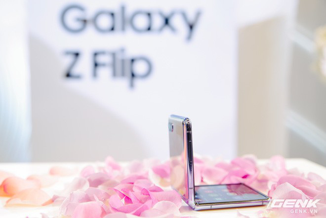 Cảm giác gập của Galaxy Z Flip như thế nào? - Ảnh 2.