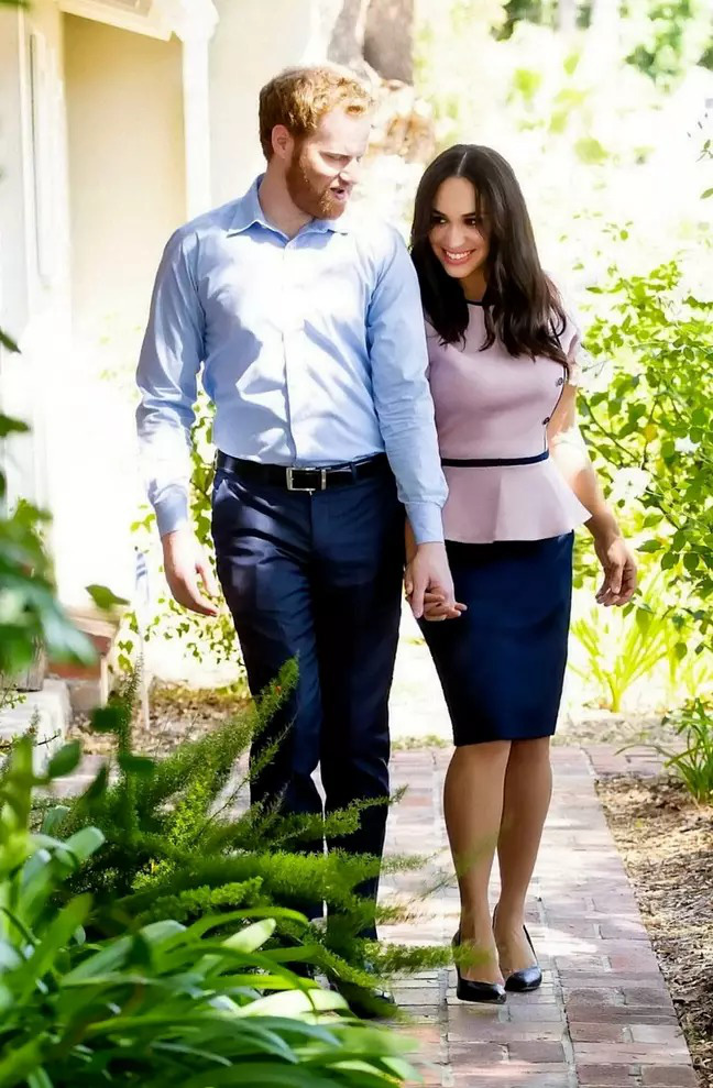 Nữ tiếp viên hàng không nổi tiếng vì vẻ ngoài giống Meghan Markle, kiếm bộn tiền nhờ việc đóng giả nàng dâu Hoàng gia Anh - Ảnh 3.