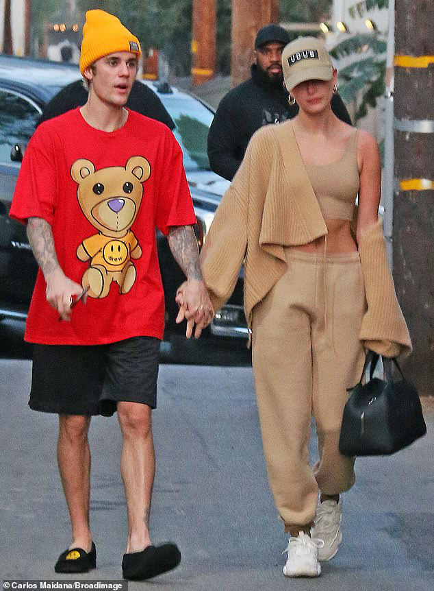 Vừa thừa nhận quá khứ với Selena, Justin Bieber đã cùng vợ tình tứ dạo phố, nhưng sao biểu cảm của Hailey đáng lo quá? - Ảnh 3.