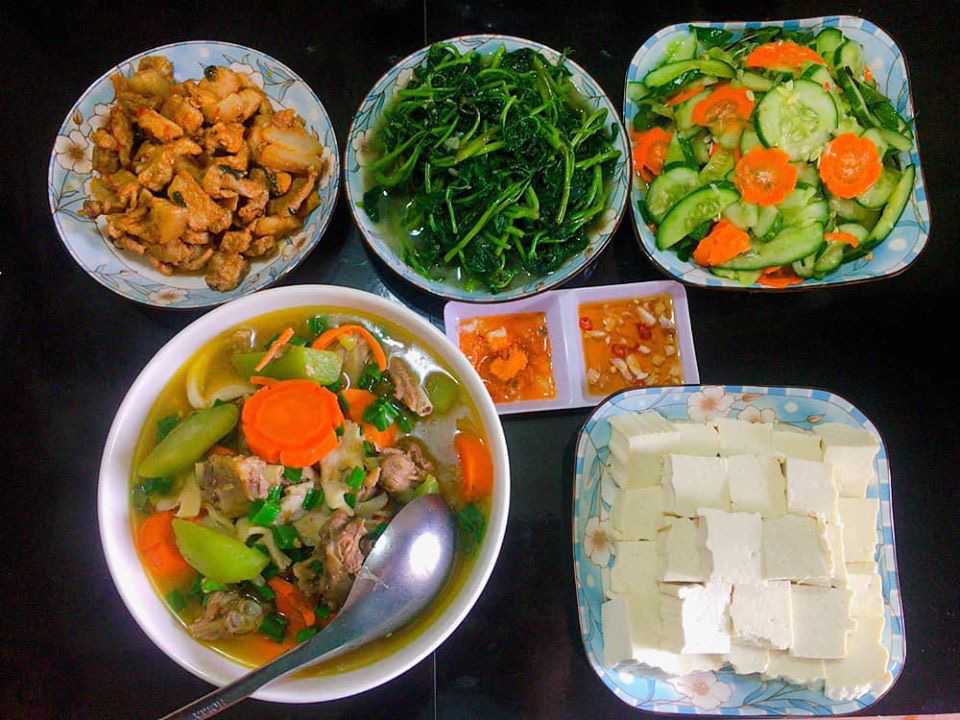 C&ocirc; g&aacute;i khoe m&acirc;m cơm tự l&agrave;m nh&igrave;n th&ocirc;i đ&atilde; thấy ngon miệng, nhiều thanh ni&ecirc;n rần rần nhận vơ: Vợ tương lai l&agrave; đ&acirc;y chứ đ&acirc;u! - Ảnh 2.