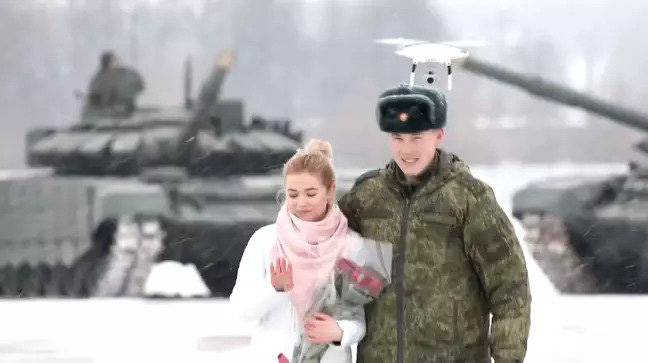Chỉ có ở Nga: anh Trung úy xếp 16 chiếc xe tăng T-72B2 thành hình trái tim để cầu hôn bạn gái - Ảnh 3.