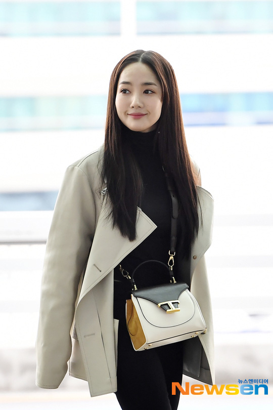 Đọ sắc khốc liệt với Han Ye Seul, nữ hoàng dao kéo Park Min Young vô tình lộ điểm nhạy cảm vì áo quá mỏng ở sân bay - Ảnh 12.