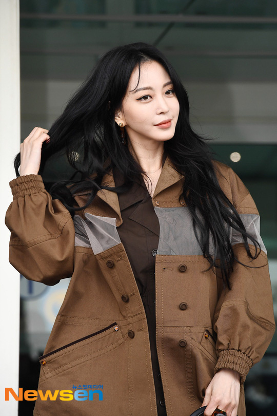 Đọ sắc khốc liệt với Han Ye Seul, nữ hoàng dao kéo Park Min Young vô tình lộ điểm nhạy cảm vì áo quá mỏng ở sân bay - Ảnh 6.