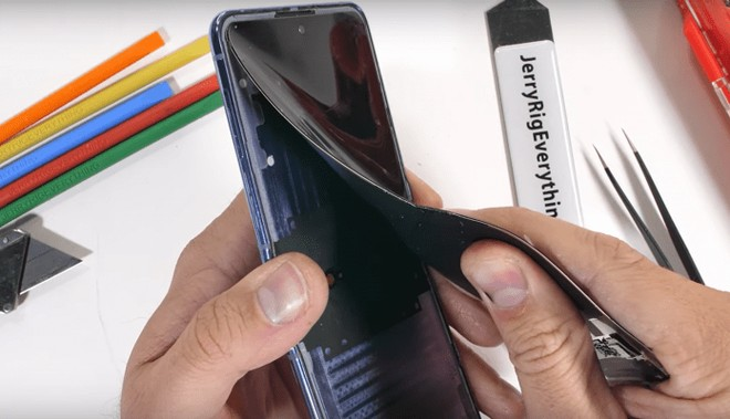 Mổ bụng Samsung Galaxy Z Flip: Thực sự c&oacute; k&iacute;nh bảo vệ m&agrave;n h&igrave;nh, nhưng kh&ocirc;ng c&oacute; t&aacute;c dụng chống trầy xước - Ảnh 1.