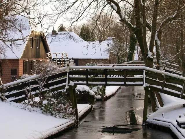 Thị trấn cổ tích Giethoorn ở Hà Lan: Hơn 7 thế kỷ không có đường bộ, đi thăm nhau không ngồi ô tô mà phải chèo thuyền - Ảnh 7.