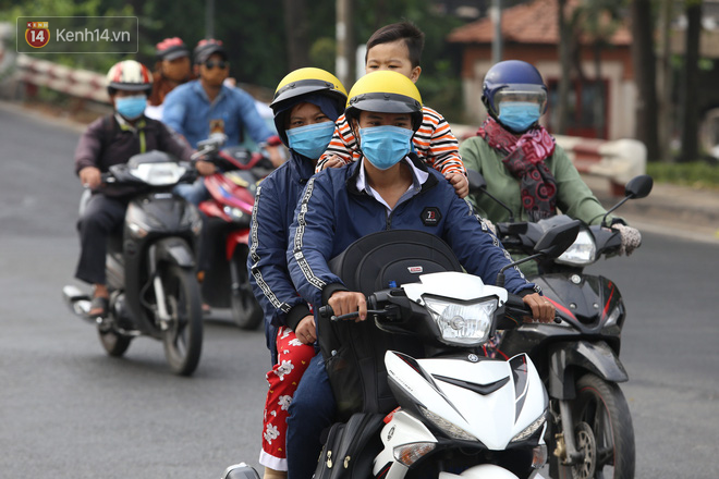 TP.HCM sương mờ từ sáng đến trưa, ai ai cũng trùm khẩu trang kín mít khi ra đường trước diễn biến phức tạp của virus Corona - Ảnh 5.