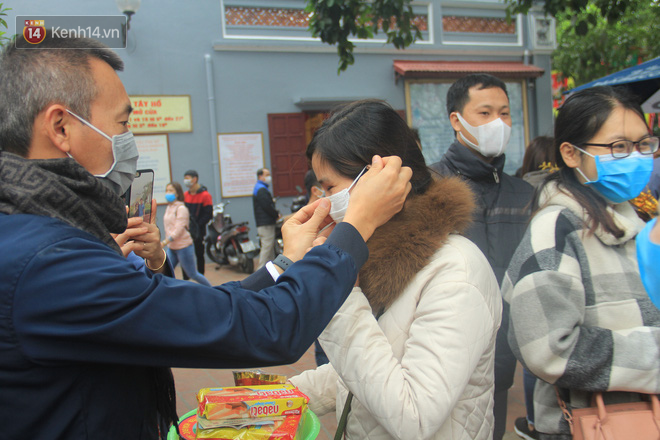 Phát miễn phí 75.000 chiếc khẩu trang y tế phòng ngừa đại dịch corona tại Hà Nội, nhiều người từ chối nhận - Ảnh 12.