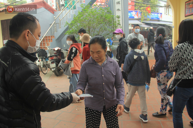 Phát miễn phí 75.000 chiếc khẩu trang y tế phòng ngừa đại dịch corona tại Hà Nội, nhiều người từ chối nhận - Ảnh 4.