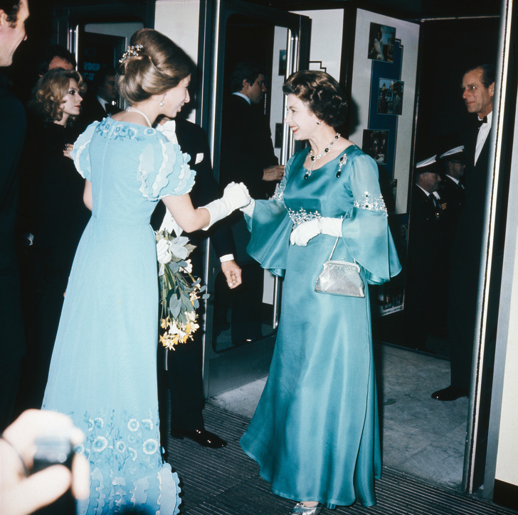 Những bộ váy áo lộng lẫy đi vào lịch sử của Nữ hoàng Anh trước khi bà theo đuổi phong cách sặc sỡ sắc màu - Ảnh 2.