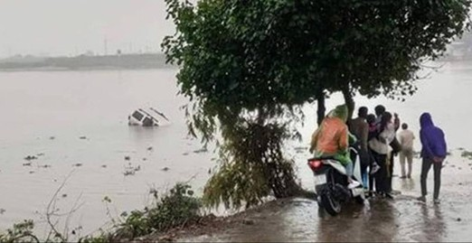 &Ocirc; t&ocirc; đi đ&aacute;m cưới tr&ocirc;i tuột xuống s&ocirc;ng ở Nam Định khiến 1 người tử vong - Ảnh 1.
