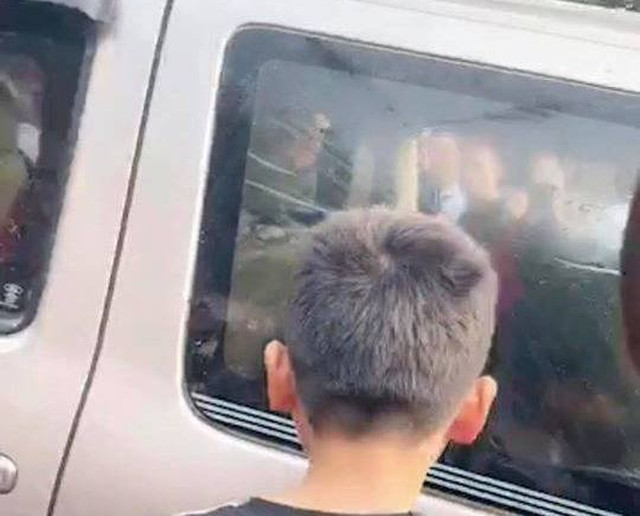 &Ocirc; t&ocirc; đi đ&aacute;m cưới tr&ocirc;i tuột xuống s&ocirc;ng ở Nam Định khiến 1 người tử vong - Ảnh 2.