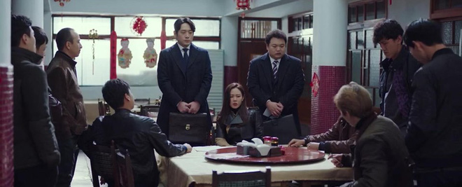 Crash Landing on You tập 12: Son Ye Jin hoá chị đại xã hội đen điều đàn em truy nã kẻ hãm hại Hyun Bin? - Ảnh 2. Crash Landing on You tập 12: Son Ye Jin hoá chị đại xã hội đen điều đàn em truy nã kẻ hãm hại Hyun Bin? - Ảnh 2.