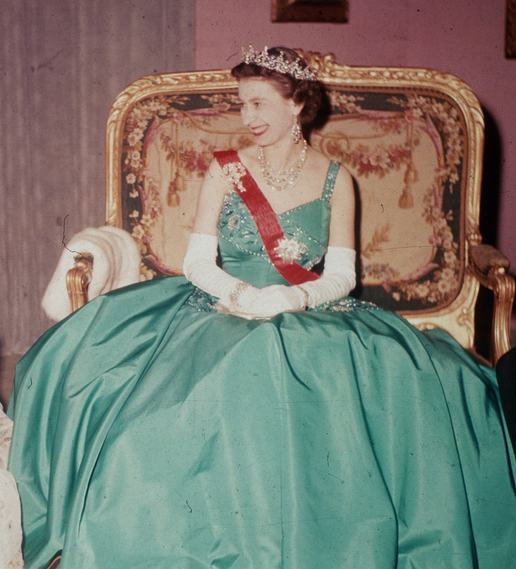 Những bộ váy áo lộng lẫy đi vào lịch sử của Nữ hoàng Anh trước khi bà theo đuổi phong cách sặc sỡ sắc màu - Ảnh 12.