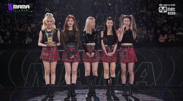 Lần đầu đi show Mỹ, ITZY khiến netizen tranh c&atilde;i v&igrave; mặc lại đồ cũ, biểu diễn kh&ocirc;ng cầm micro - Ảnh 4.