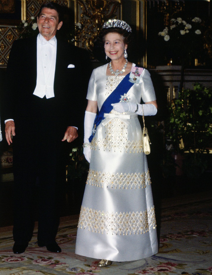 Những bộ váy áo lộng lẫy đi vào lịch sử của Nữ hoàng Anh trước khi bà theo đuổi phong cách sặc sỡ sắc màu - Ảnh 5.
