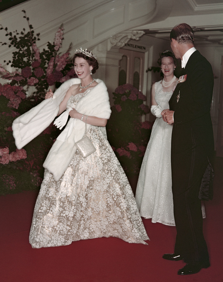Những bộ váy áo lộng lẫy đi vào lịch sử của Nữ hoàng Anh trước khi bà theo đuổi phong cách sặc sỡ sắc màu - Ảnh 8.