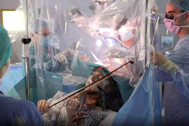 Sợ không còn cơ hội tiếp tục đam mê, nữ nghệ sĩ cố gắng chơi đàn violin ngay trong lúc phẫu thuật bỏ khối u não - Ảnh 2.