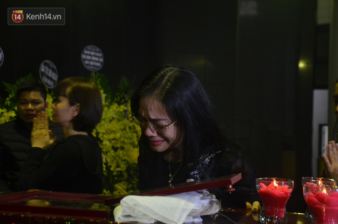Vợ con bật khóc, không đứng vững trong lễ tang NSƯT Vũ Mạnh Dũng, hàng nghìn người đến chia buồn cùng gia đình cố nghệ sĩ - Ảnh 3.