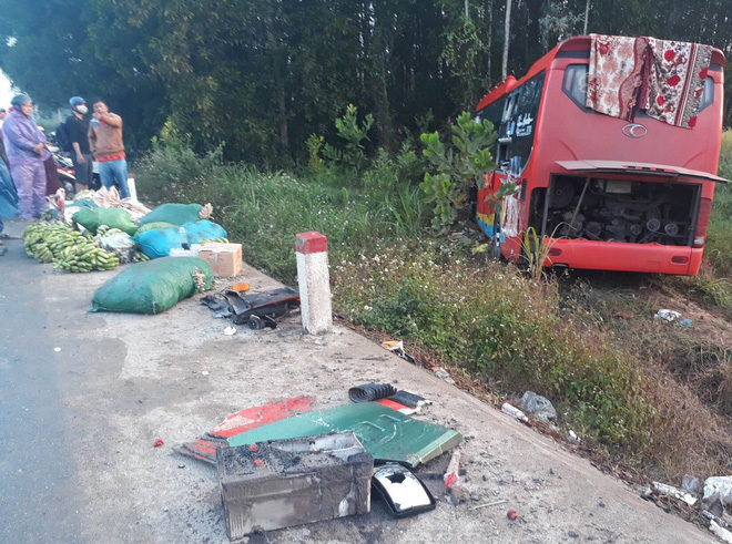 H&agrave;nh kh&aacute;ch hoảng loạn khi xe kh&aacute;ch v&agrave; xe container va chạm, t&agrave;i xế vội tr&ugrave;m mền k&iacute;n biển số - Ảnh 1.