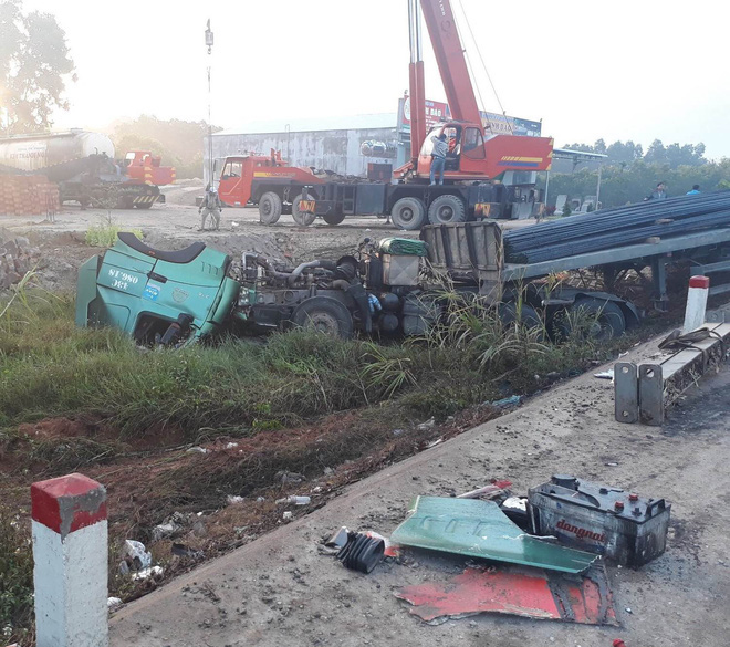 H&agrave;nh kh&aacute;ch hoảng loạn khi xe kh&aacute;ch v&agrave; xe container va chạm, t&agrave;i xế vội tr&ugrave;m mền k&iacute;n biển số - Ảnh 3.