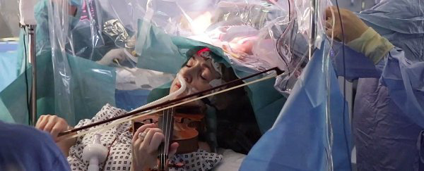 Tỉnh bơ gảy đàn violin khi bác sĩ đang phẫu thuật não, bệnh nhân này đã chứng minh phim ảnh không hề giỡn chơi - Ảnh 4.