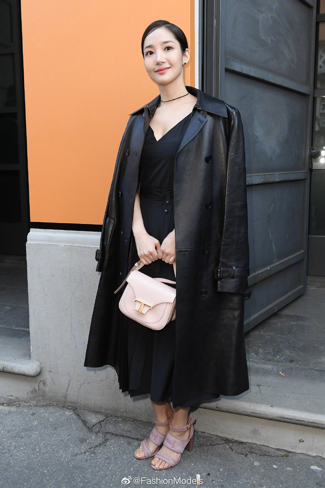 Milan Fashion Week: Park Min Young bỗng hóa một mẩu vì bộ cánh dìm dáng, Han Ye Seul diện váy sến nhưng vẫn đẹp - Ảnh 1.