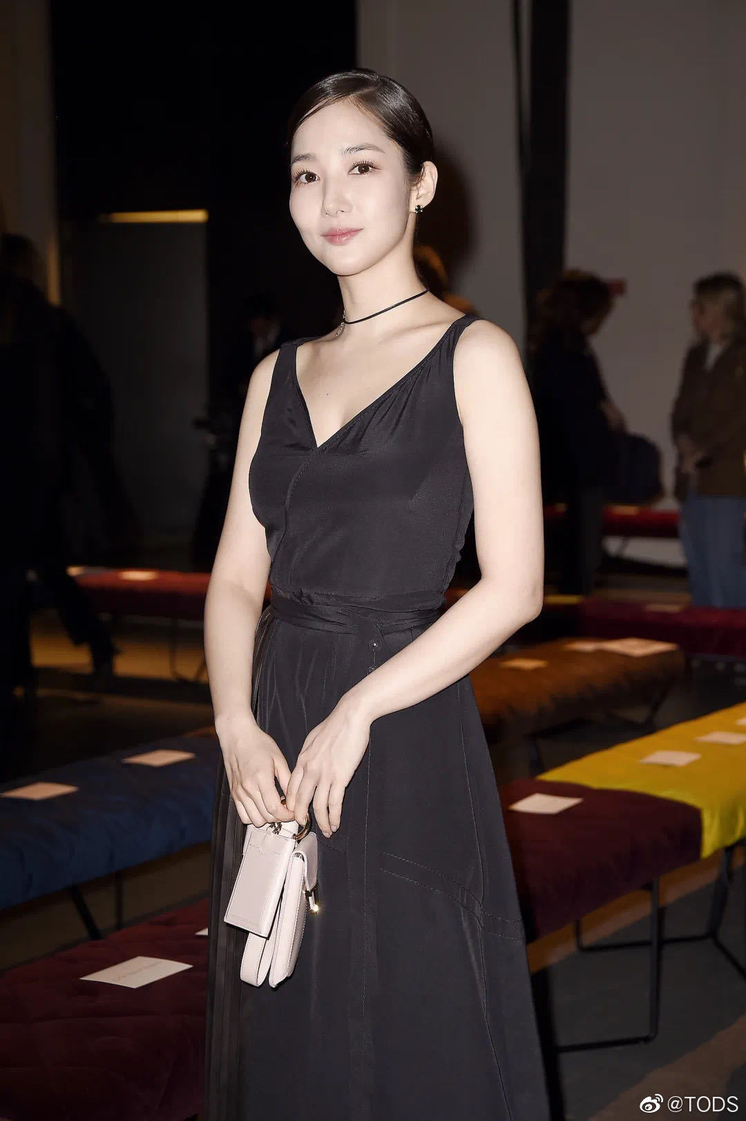 Milan Fashion Week: Park Min Young bỗng hóa một mẩu vì bộ cánh dìm dáng, Han Ye Seul diện váy sến nhưng vẫn đẹp - Ảnh 3.
