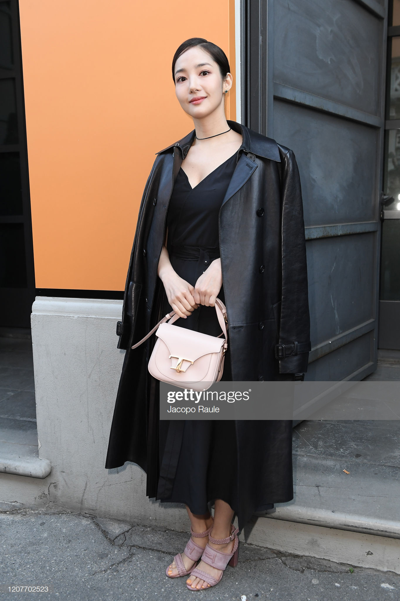 Milan Fashion Week: Park Min Young bỗng hóa một mẩu vì bộ cánh dìm dáng, Han Ye Seul diện váy sến nhưng vẫn đẹp - Ảnh 2.