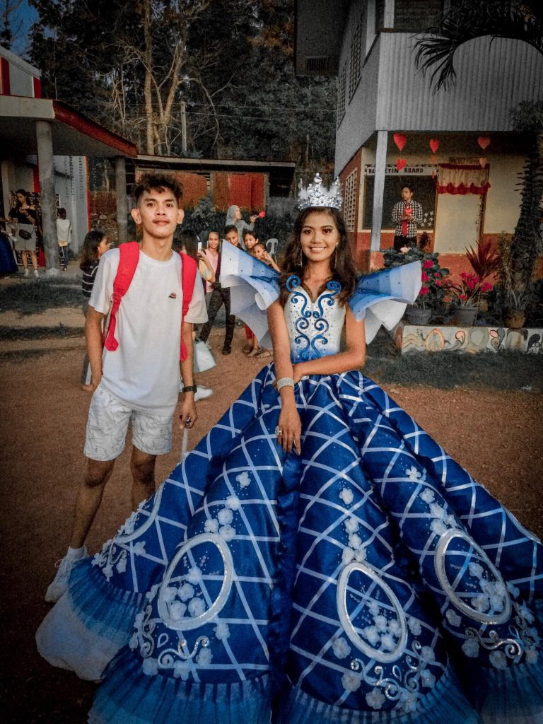 Anh trai nhà người ta: Tự tay thiết kế váy Cinderella siêu xinh cho em gái đi prom cuối năm dù không học chút gì về thời trang - Ảnh 1.