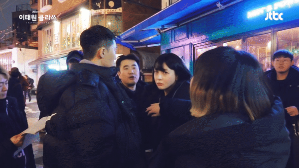 Hậu trường Tầng Lớp Itaewon: Chủ quán nhậu Park Seo Joon âm mưu đổi sang nghề quay phim nhưng không thành - Ảnh 3.