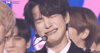 Những lần idol Kpop rơi nước mắt với chiến thắng đầu tiên: EXO khóc từ sân khấu vào đến hậu trường, TWICE toàn mít ướt, SEVENTEEN nức nở trông thấy thương - Ảnh 9.