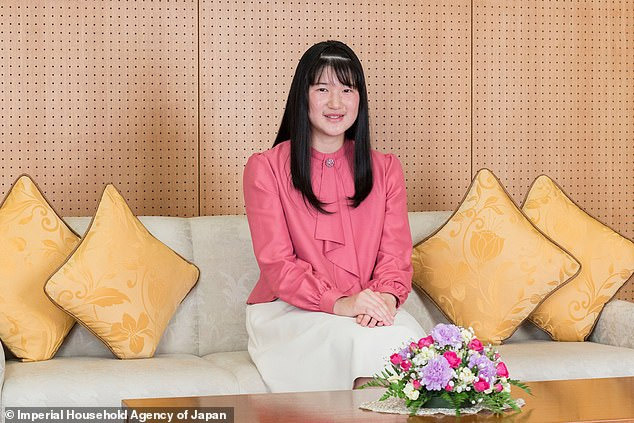 Công chúa Aiko chuẩn bị bước vào cuộc sống sinh viên tại ngôi trường có rất nhiều thành viên trong hoàng gia Nhật theo học - Ảnh 1.