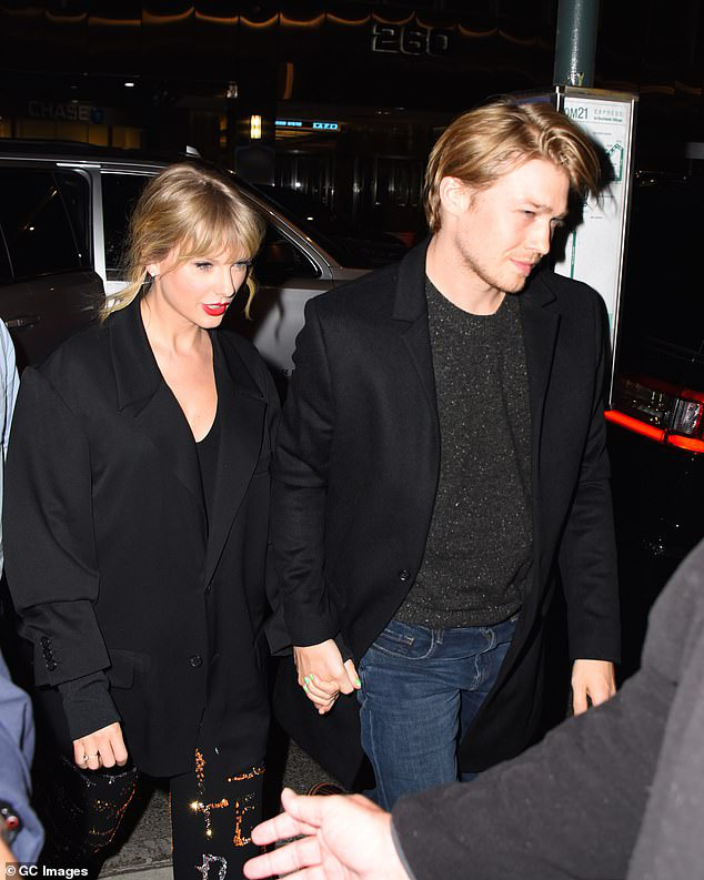Ca tránh paparazzi khó đỡ nhất Hollywood: Taylor Swift và bạn trai tài tử trùm kín ô, nhìn tưởng 2 chiếc dù tự di chuyển - Ảnh 8.
