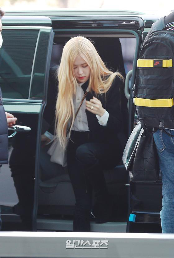 Chưa đến Paris dự show, Rosé (BLACKPINK) đã biến sân bay thành sàn catwalk: Xinh hớp hồn, body khiến dân tình câm nín - Ảnh 2.